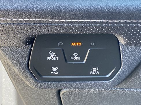 Used 2024 Volkswagen Atlas SE AWD/4WD image 14