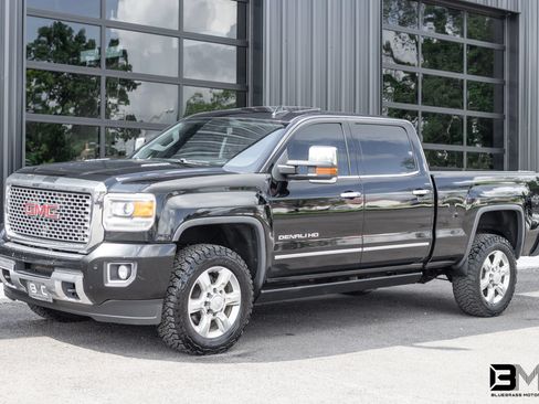 Used 2015 GMC Sierra 2500 Denali w/ Duramax Plus Package AWD/4WD image 2