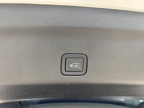 Used 2023 GMC Yukon Denali Ultimate w/ LPO, Floor Liner Package AWD/4WD image 9