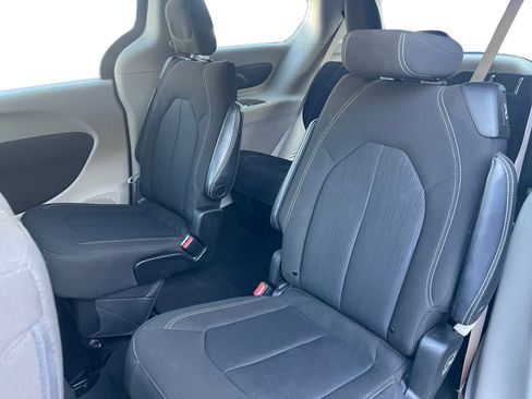 Used 2022 Chrysler Voyager LX image 13