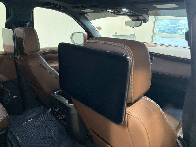 Used 2023 Chevrolet Suburban High Country w/ Advanced Technology Package AWD/4WD image 5