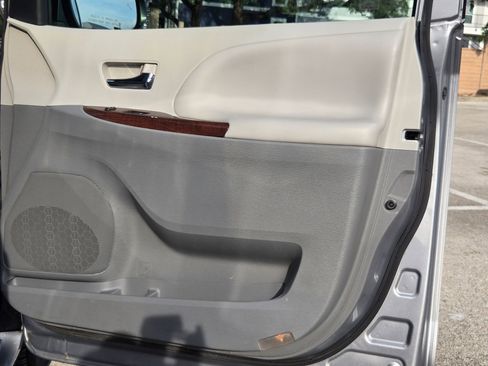 Used 2013 Toyota Sienna XLE w/ Entertainment Pkg FWD image 27