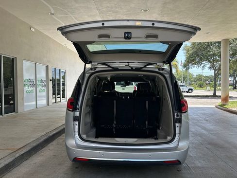 Used 2024 Chrysler Pacifica Touring-L FWD image 30