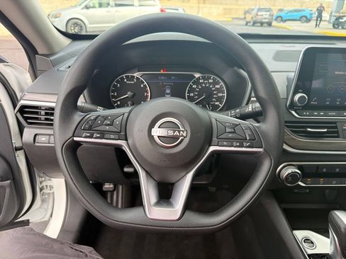 Used 2025 Nissan Altima 2.5 SV FWD image 13