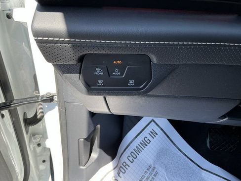 Used 2024 Volkswagen Atlas SEL AWD/4WD image 25