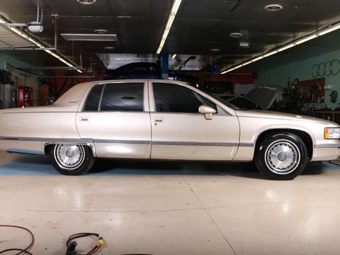 Used 1994 Cadillac Fleetwood Brougham RWD image 4