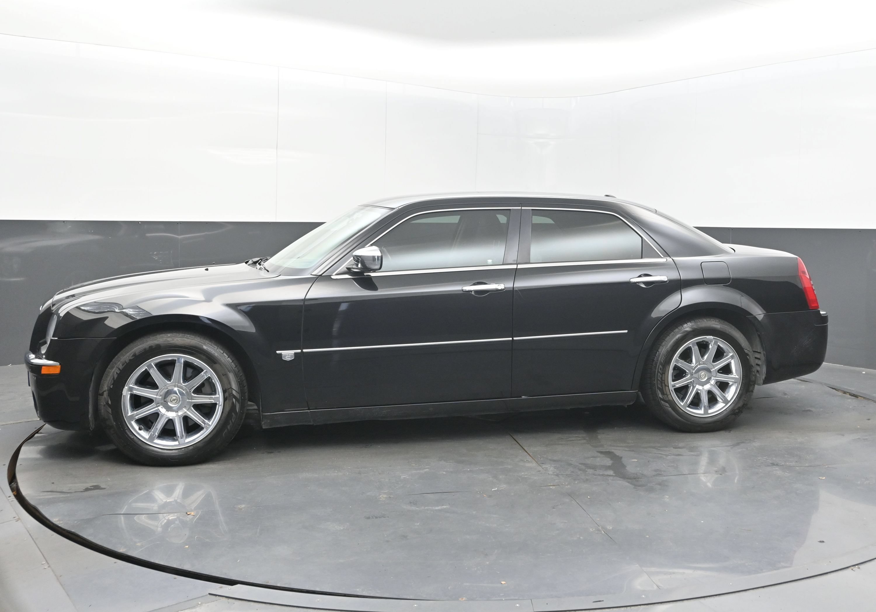 Used 2005 Chrysler 300 C w/ Navigation & Sound Group II RWD image 5