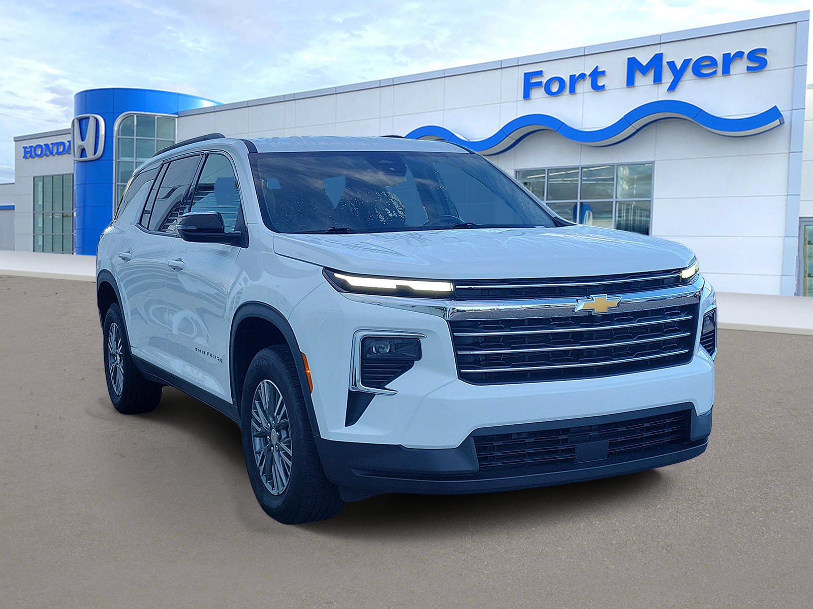 Used 2025 Chevrolet Traverse LT AWD/4WD image 1