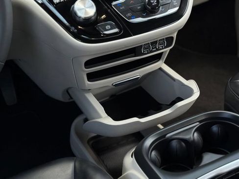 Used 2023 Chrysler Pacifica Touring-L FWD image 25