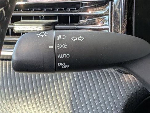 Used 2025 Toyota Camry SE w/ Convenience Package image 8