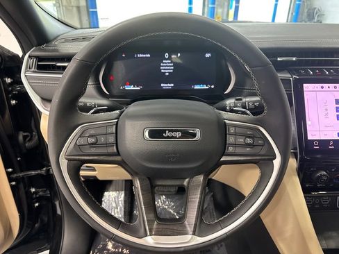 Used 2025 Jeep Grand Cherokee Limited w/ Luxury Tech Group II AWD/4WD image 16