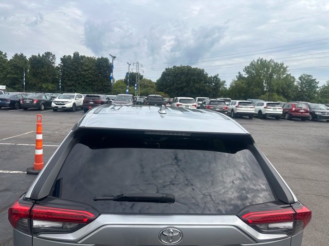 Used 2022 Toyota RAV4 LE AWD/4WD image 6