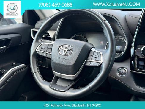 Used 2022 Toyota Highlander XLE AWD/4WD image 11