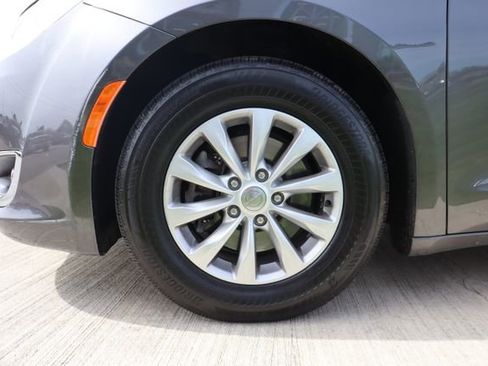 Used 2018 Chrysler Pacifica Touring-L Plus FWD image 25