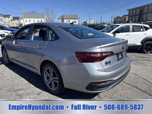 Used 2024 Volkswagen Jetta SE FWD image 9