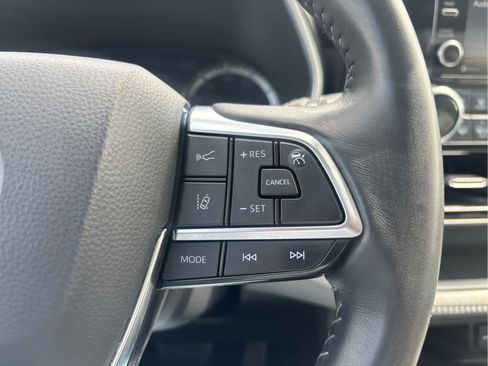Used 2020 Toyota Highlander XLE AWD/4WD image 13