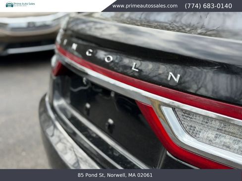 Used 2017 Lincoln Continental Select w/ Climate Package AWD/4WD image 9