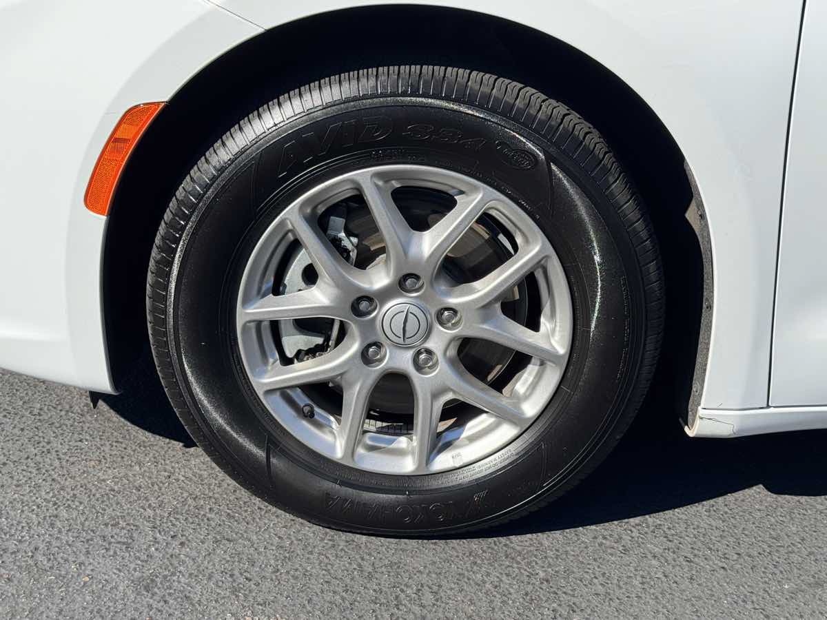 Used 2026 Chrysler Pacifica Select FWD image 6