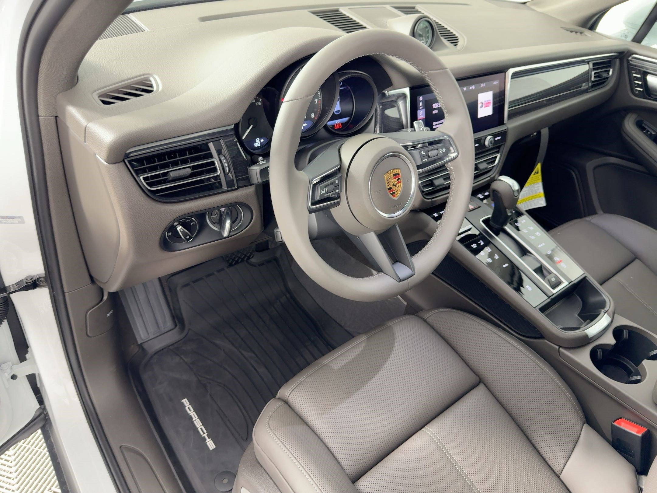 Certified 2026 Porsche Macan AWD/4WD image 4