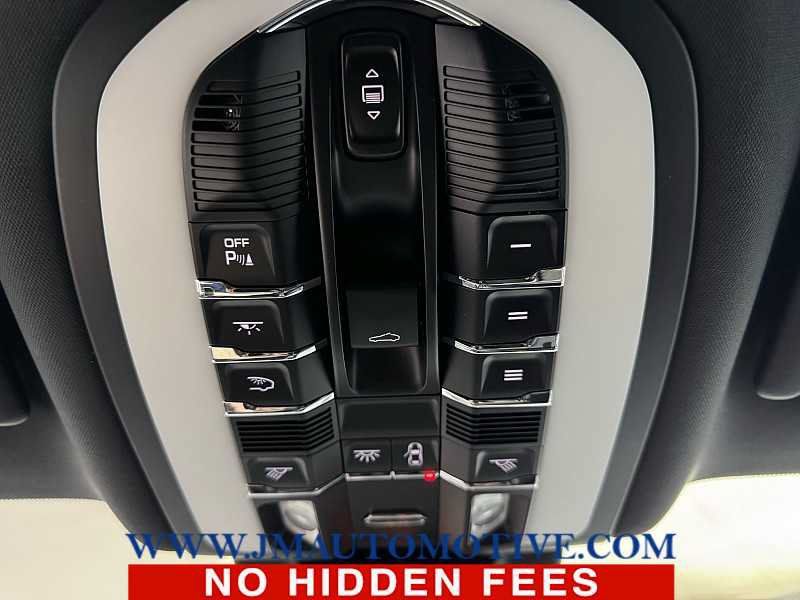 Used 2023 Porsche Macan AWD/4WD image 34