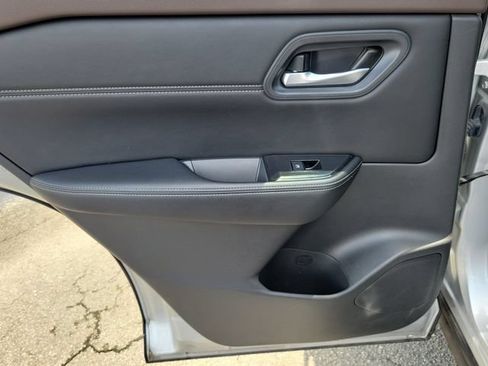 Used 2023 Nissan Rogue SV w/ SV Premium B Package FWD image 10