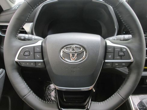 Used 2023 Toyota Highlander Platinum image 14