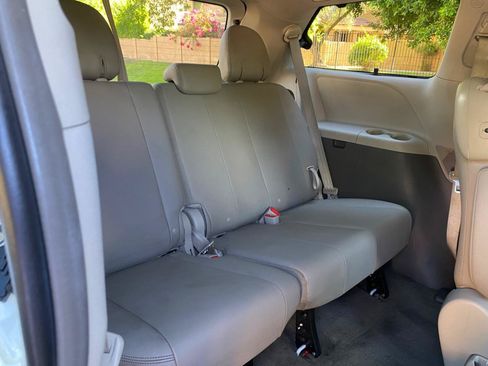 Used 2015 Toyota Sienna XLE Premium FWD image 46