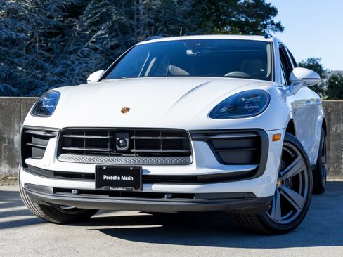 Certified 2025 Porsche Macan image 7
