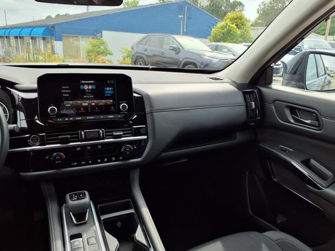 Used 2024 Nissan Pathfinder SV image 9