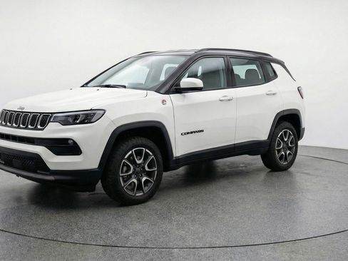 Used 2025 Jeep Compass Trailhawk AWD/4WD image 3