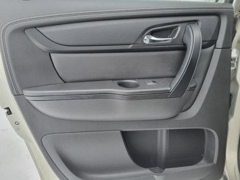 Used 2017 Chevrolet Traverse LT w/ Style and Technology Package image 8