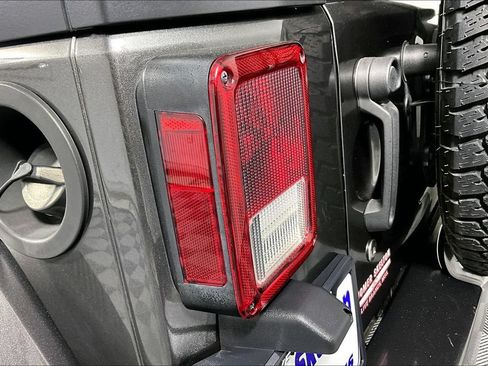 Used 2017 Jeep Wrangler Unlimited Sahara w/ Dual Top Group AWD/4WD image 28