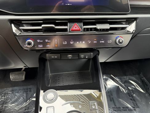 Used 2024 Kia Niro EX FWD image 22