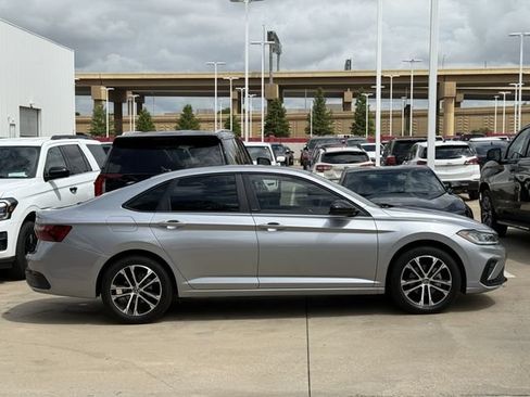 Used 2025 Volkswagen Jetta Sport FWD image 3