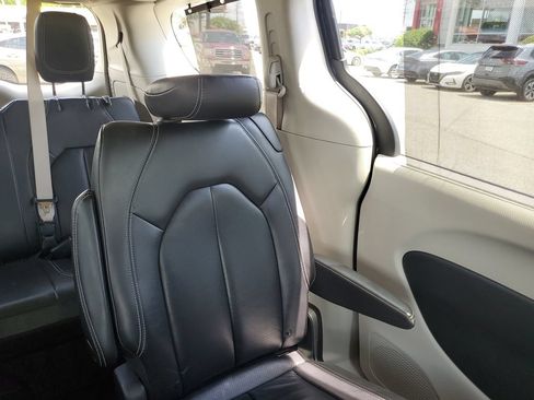 Used 2022 Chrysler Pacifica Touring-L FWD image 10