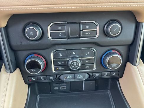 Used 2021 Chevrolet Suburban Premier image 29