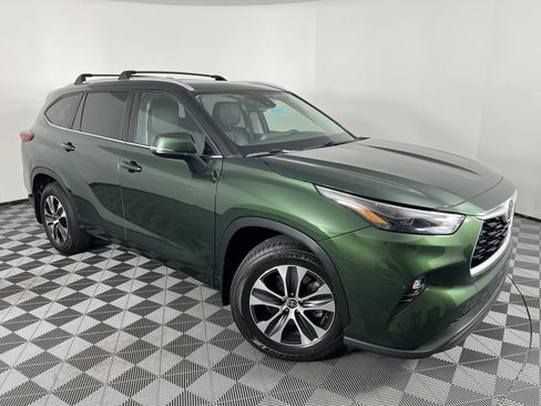 Used 2023 Toyota Highlander XLE AWD/4WD image 2