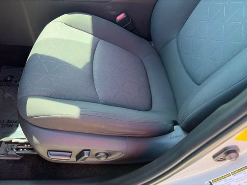 Used 2019 Toyota RAV4 XLE w/ Convenience Package FWD image 6
