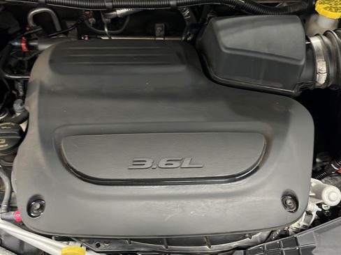 Used 2024 Chrysler Pacifica Touring-L FWD image 28