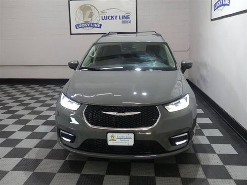 Used 2023 Chrysler Pacifica Touring-L FWD image 3