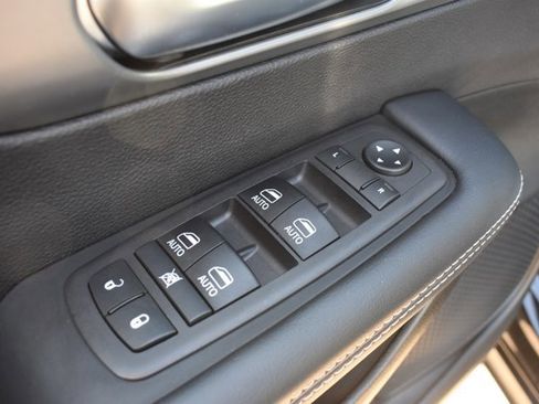 Used 2025 Chrysler Pacifica Select FWD image 12