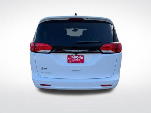 Used 2023 Chrysler Voyager LX FWD image 5