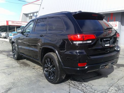 Used 2017 Jeep Grand Cherokee Altitude image 3