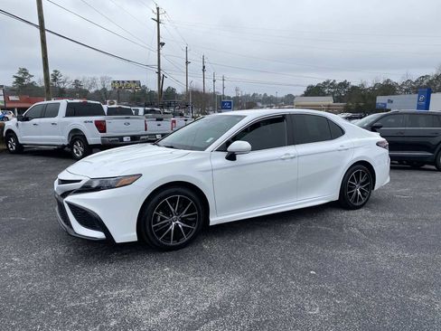 Used 2024 Toyota Camry SE image 9