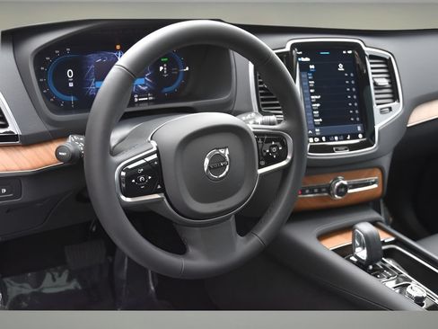 Used 2024 Volvo XC90 T8 Plus w/ Protection Package Premier AWD/4WD image 14
