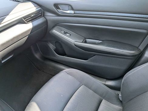 Used 2025 Nissan Altima 2.5 SV FWD image 15