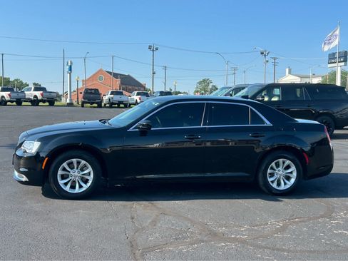 Used 2023 Chrysler 300 Touring RWD image 4