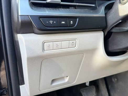 Used 2022 Kia Carnival LX image 9