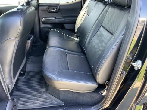 Used 2020 Toyota Tacoma TRD Sport w/ TRD Premium Sport Package AWD/4WD image 13