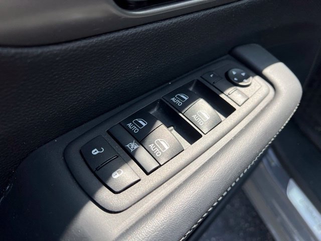Used 2025 Chrysler Pacifica Select w/ Uconnect Theater Family Group AWD/4WD image 30